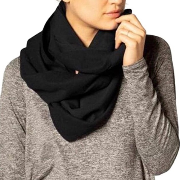 🌺Beyond Yoga Pocket Infinity Scarf Black FabFitFun Collaboration - Picture 1 of 6
